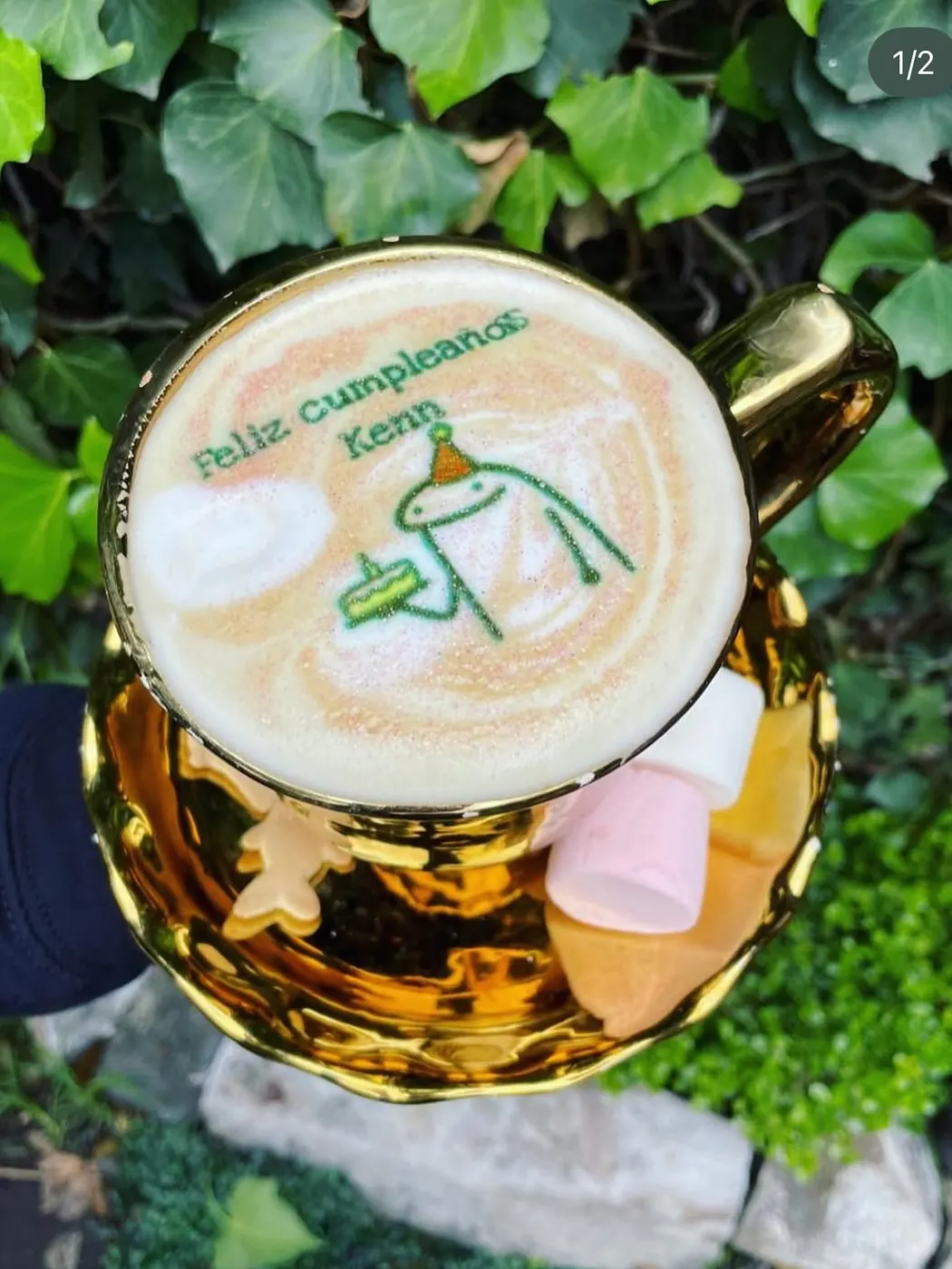 Taza dorada con un mensaje de cumpleaños impreso en la espuma