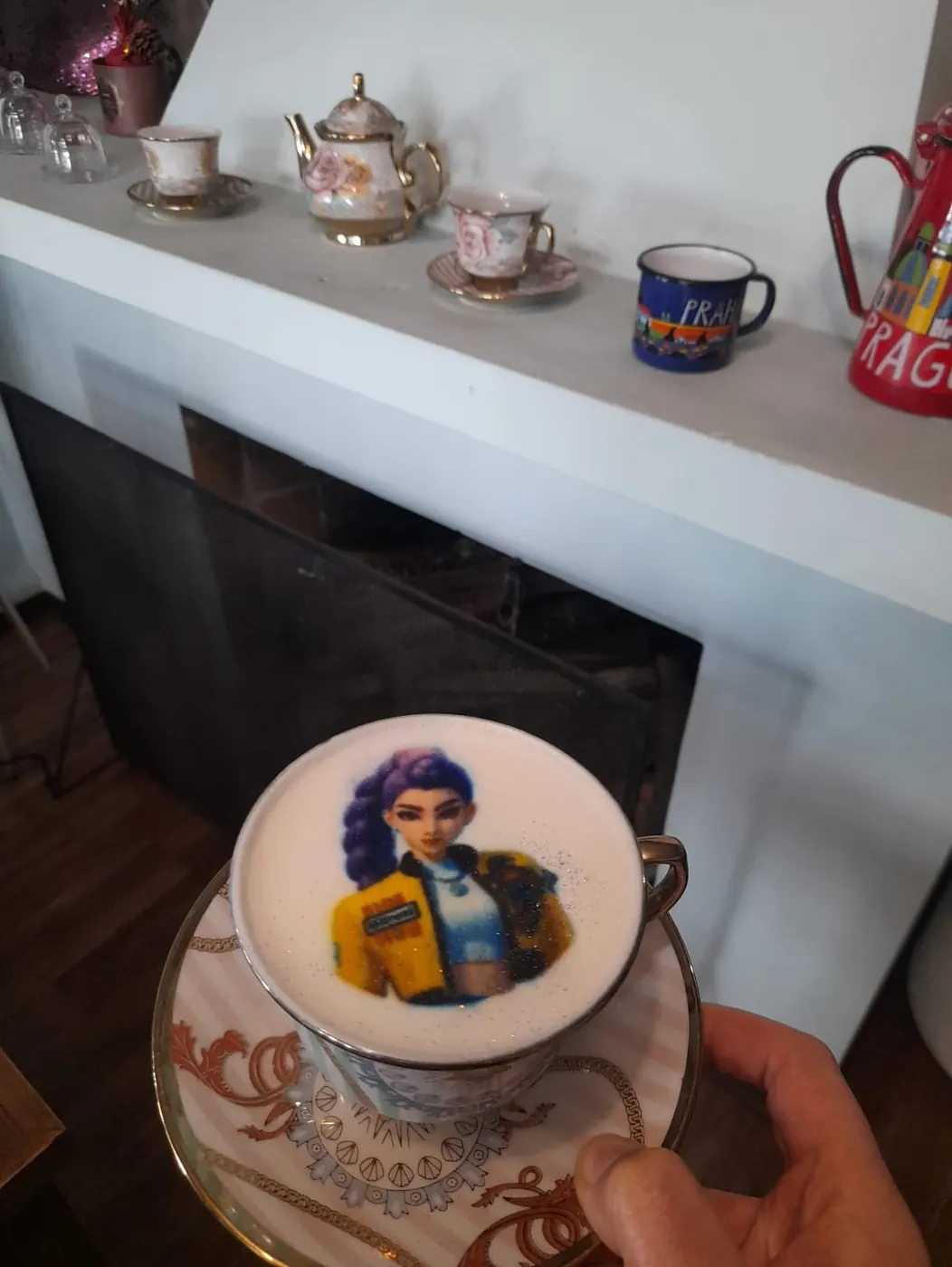 Taza en plato decorado con una heroína de caricatura impresa en la espuma